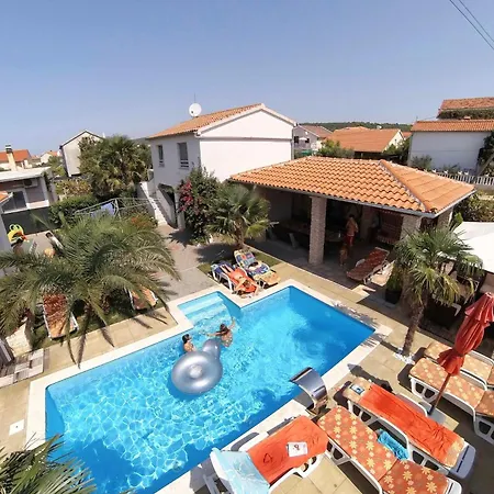 Spa & Heated Pool 4 Apartamento Sukošan