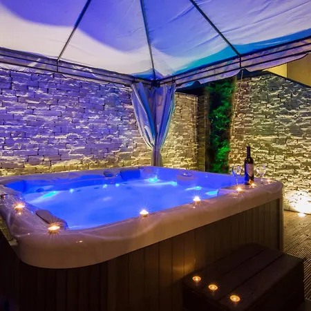 Spa & Heated Pool 4